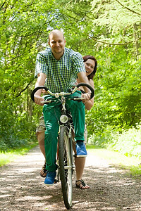 骑自行车的已婚夫妇图片
