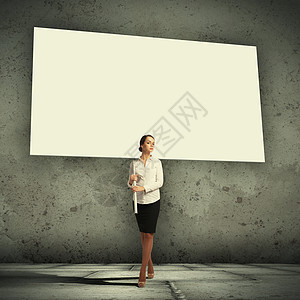 持有空白板的妇女推介会卡片女士木板广告牌海报广告企业家标语女孩图片