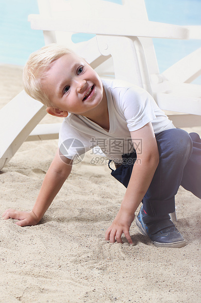 海滩上美丽的小男孩婴儿金发头发眼睛蓝色金发女郎白色儿子天空孩子图片