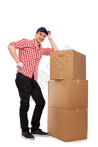 带棕色盒子的英俊年轻快递员纸板工作船运就业平方工作室运输男人服务帽子图片