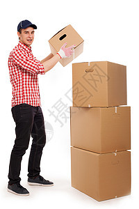 带棕色盒子的英俊年轻快递员运输男性邮政劳动帽子工作室司机服务就业平方图片