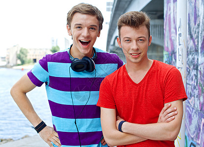 两个年轻朋友幸福快乐男性衣服滑板涂鸦街道绘画季节友谊朋友们公司背景图片