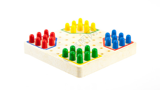 非常小的棋盘板 孤立在白色上塑料正方形玩具弹珠选择性绿色跳棋焦点木头黄色图片