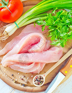 鸡肉和香料蔬菜木板家禽沙拉胡椒工作室叶子食物美食鱼片图片
