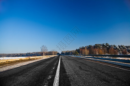 冬季公路季节假期车道松树城市风景场景孤独天空沥青图片