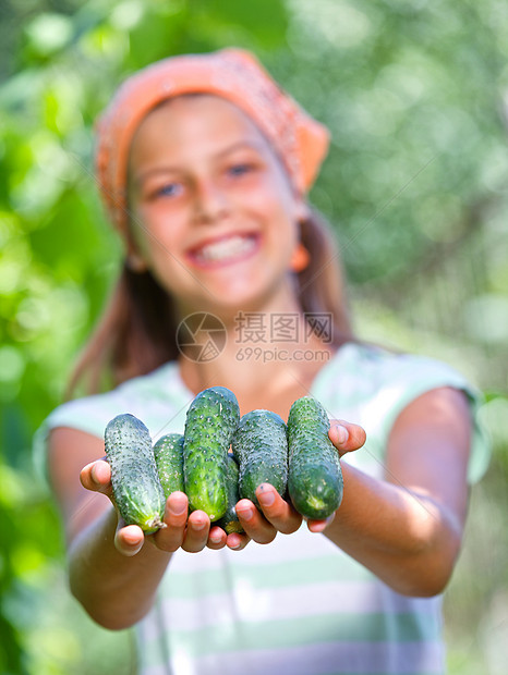 持有西红番茄的女孩黄瓜幸福乐趣女性食物蔬菜阳光植物花园衣服图片