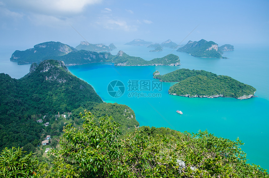 泰国南部美丽的岩石和海天空海滩蓝色海岸松树团体远足场景太阳闲暇图片