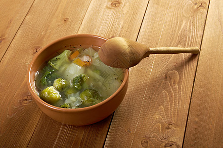 意大利式农场式汤美食肉汤利语蔬菜草本植物胸部油菜小吃绿色盘子背景图片