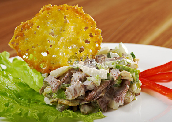 牛肉舌的美味沙拉盘子健康午餐胡椒餐厅绿色红色洋葱舌头香料图片