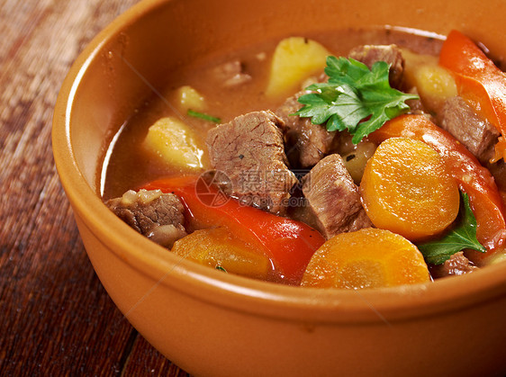 爱尔兰人用鲜羊肉炖传统洋葱食物蔬菜钢包土豆草药农场勺子水平图片