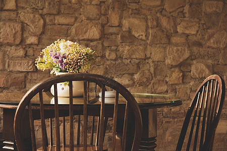 古老的椅子和有花的桌椅桌子家具座位装饰品休息风格装饰花束扶手椅古董图片