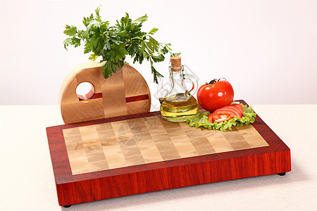 切割板上的产品烹饪切菜板蔬菜木头食物棕色厨房沙拉玻璃瓶红色图片