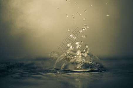 水喷水水滴海浪反射图片