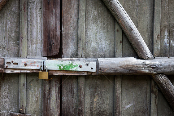 锁着旧木制门储物柜建筑入口风化木头木板金属古董安全房子图片