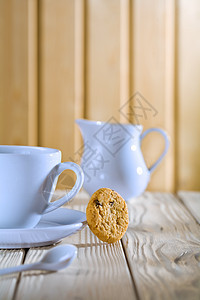 白桌上的蓝咖啡杯和茶壶图片