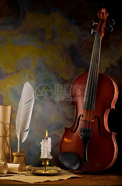 小提琴和古董的构成图片