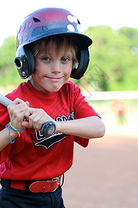 身戴头盔的棒球男孩很快乐图片