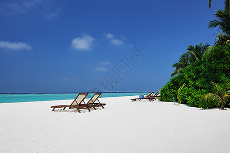 马尔代夫美丽的沙滩奢华海洋旅行假期蓝色天空躺椅海岸线海景风景图片