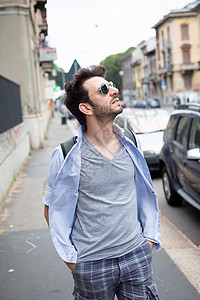 男人在街上行走胡子游客街道太阳镜日常生活城市城市生活背景图片