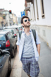 男人在街上行走城市生活游客太阳镜胡子街道日常生活城市背景图片