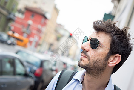 男人在街上行走胡子日常生活游客城市生活太阳镜城市街道背景图片