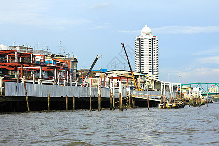 从Chao Phraya河沿岸的船上看到的住宅楼城市房子建筑景观办公室摩天大楼市中心天空商业建筑物图片