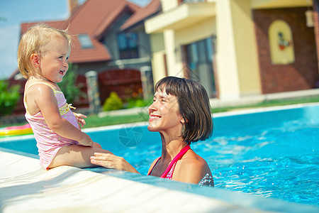 有母亲在游泳池的女孩游泳喜悦闲暇孩子活动假期快乐享受娱乐乐趣图片