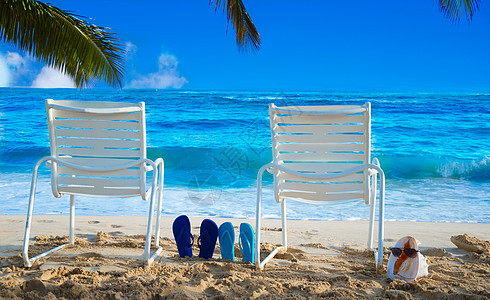 海滩椅 在海边摆着翻滚的轮椅假期气候树叶拖鞋海浪地点蓝色椅子太阳镜棕榈图片