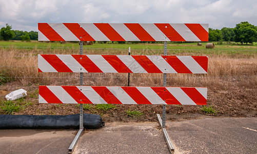路障危险白色金属指示牌障碍运输工作农村警告交通图片
