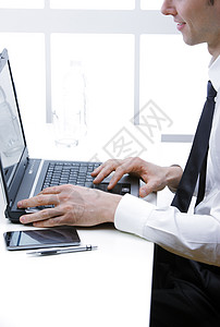 商务人士工作专业上班族桌子阶层年轻人职业白领办公室电脑笔记本背景图片