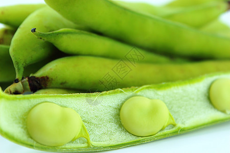 蚕豆荚和豆类烹饪场地生产饮食营养水果工作室美食食物豆子图片