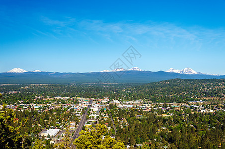 连带山城市全景森林天空蓝色火山首脑顶峰山脉绿色图片