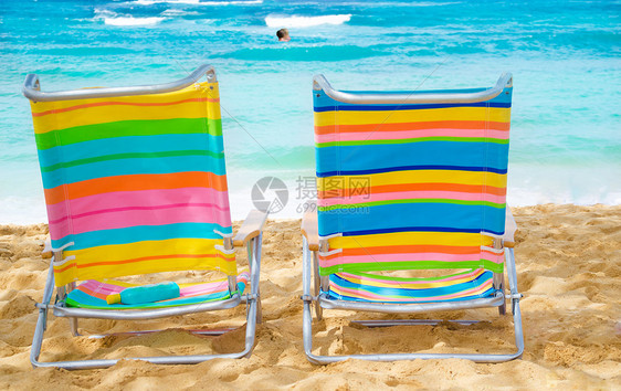 海边沙滩椅地点旅行假期热带海浪阳光座位旅游蓝色季节图片