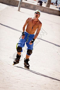 夏季户外穿着内滑鞋的青年男子旱冰活动滑冰微笑幸福乐趣溜冰者晴天诡计沥青图片