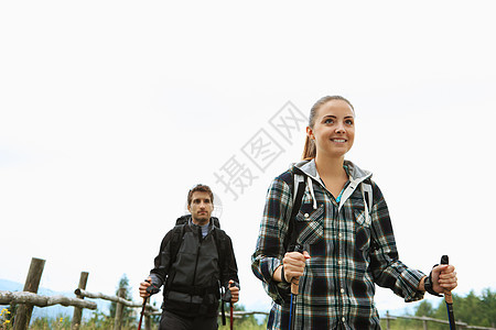 北欧步行女子年轻人休闲运动假期登山杖田园生活方式活动成人图片