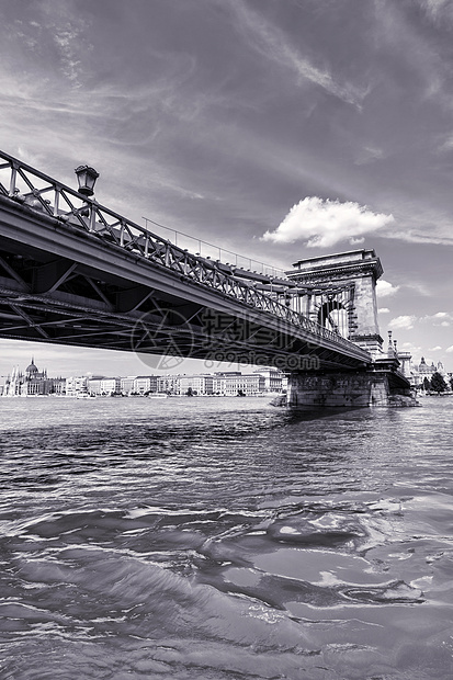 布达佩斯连链桥日单色视图城市绳索黄色地标灯笼蓝色反射景观石头棕褐色图片