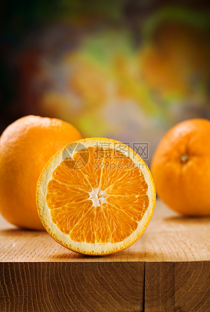 木板上的橙子图片