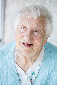 高级妇女肖画祖母房子住宅成人微笑祖父母老年女性蓝色喜悦图片