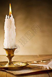 陈年的黄铜烛台 桌上放着火辣的蜡烛图片