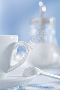 白陶瓷咖啡杯 勺子和糖碗图片
