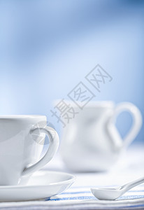 白杯和勺子咖啡店牛奶食物飞碟饮食咖啡饮料桌子早餐餐厅图片