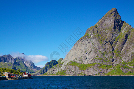 挪威海岸线晴天海洋风景全景蓝色峡湾山峰海岸山脉图片