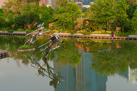 新加坡现代热带公园中湖区树林建筑学森林棕榈场景游客旅游花园城市雕塑图片