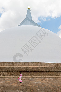 穿着礼服的女子环游103米高白色圣杯图片