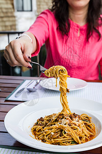 意大利面条香料香肠午餐牛肉盘子女士食物草药肉酱图片