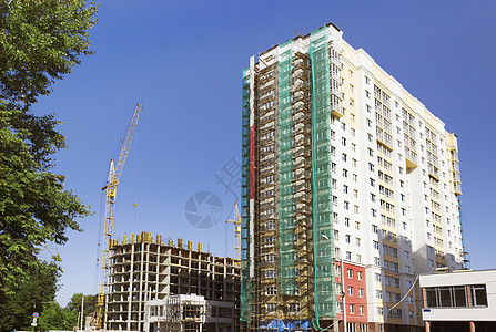 正在建造的多管楼大楼建筑学公寓房子脚手架高楼建筑财产生长起重机天空图片