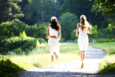 参加竞选的妇女慢跑跑步女士树木火车森林赛跑者头发运动装成人图片