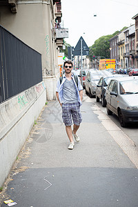 男人在街上行走街道城市生活日常生活游客胡子城市太阳镜背景图片