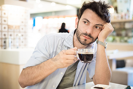 男人在酒吧喝咖啡胡子日常生活咖啡城市生活早餐图片
