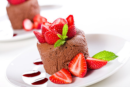 巧克力慕斯甜点盘子白色红色薄荷水果食物棕色草药黑色图片